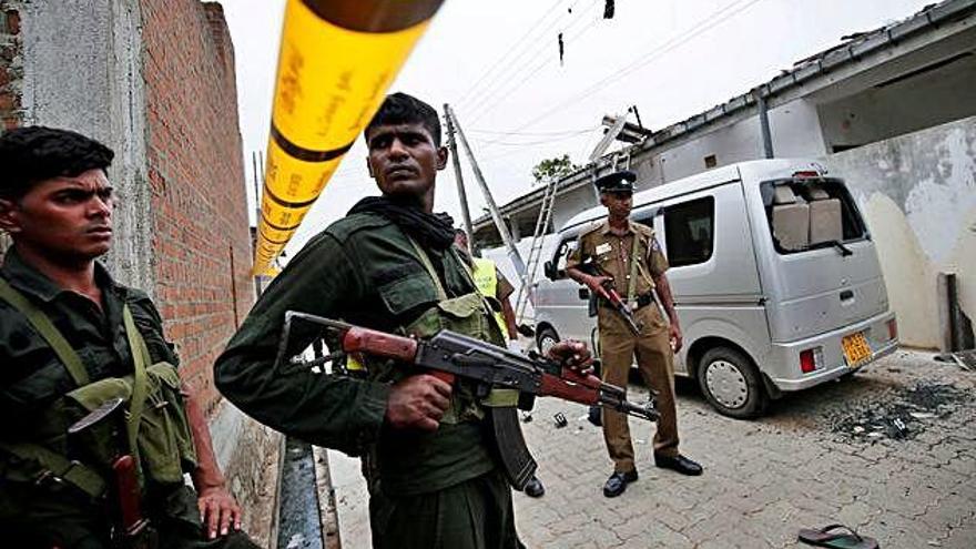 Membres de l&#039;exèrcit de Sri Lanka vigilen el refugi en el qual s&#039;amagaven els terroristes.