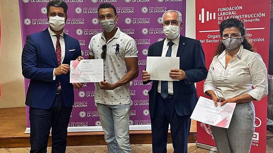 Luis Yeray Gutiérrez (i) y Óscar Izquierdo (3i) presidieron el acto. | | E.D.