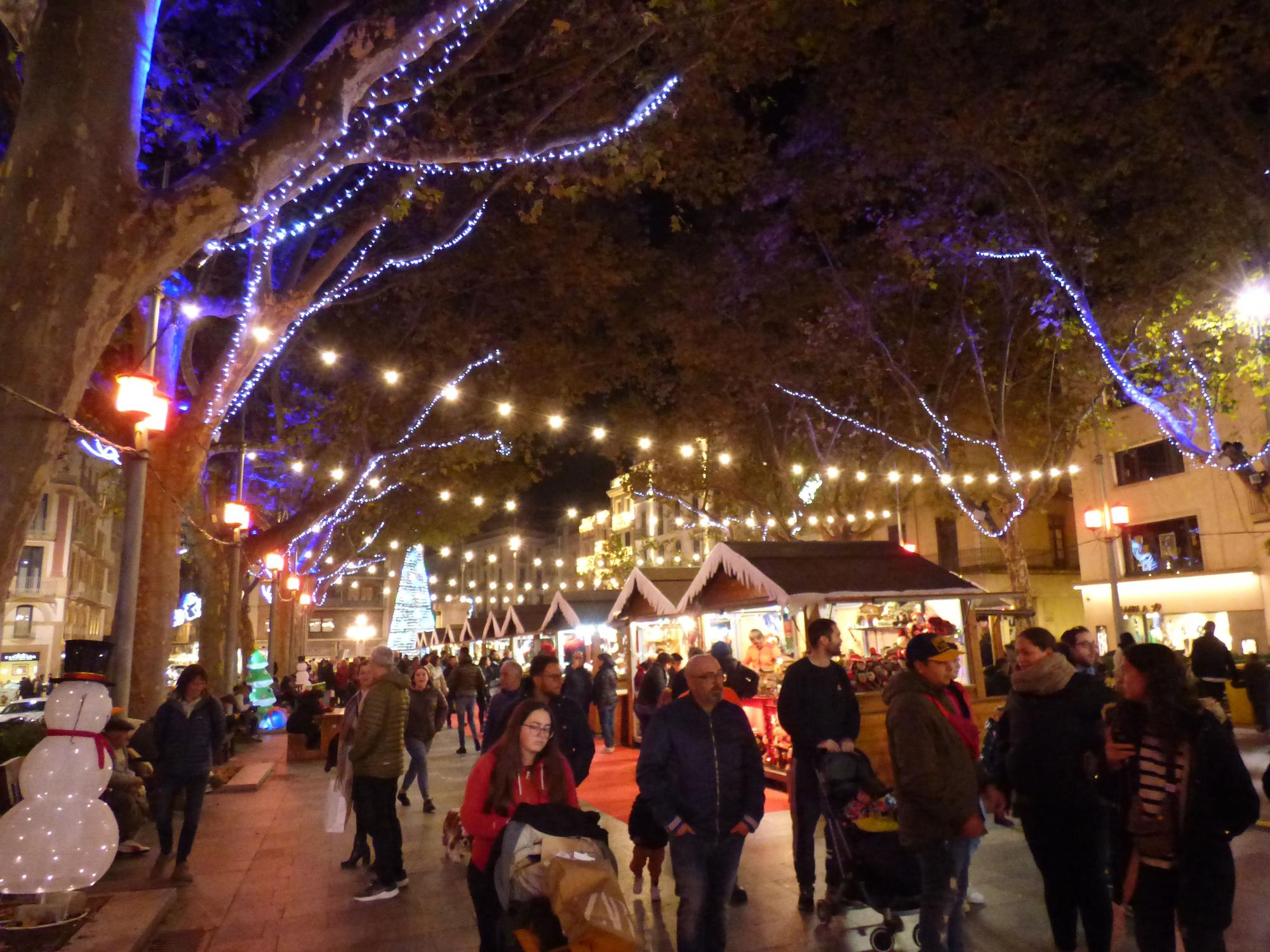 En Fumera, la Nadalina i la Bel inauguren el mercat de Nadal de Figueres