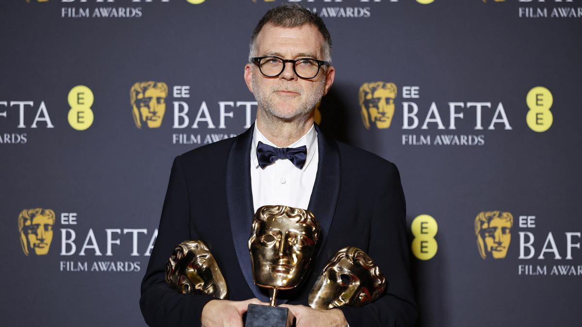 Paul Thomas Anderson posa con los premios a mejor director, mejor fotografía y mejor guion adaptado por ‘One Battle After Another’ en la 79ª edición de los Premios de la Academia Británica de Cine (BAFTA