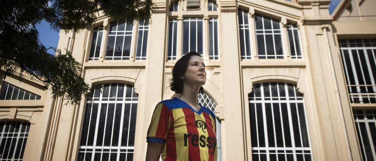 Hilde Borrás, en el barrio de l’Olivereta de València, donde su abuelo fundó la empresa.