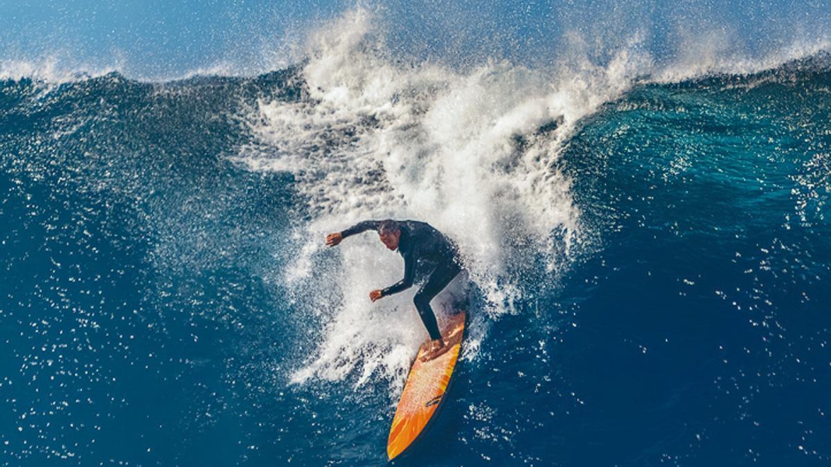 Un surfista en Lanzarote, en una foto de Carlos Cantón.