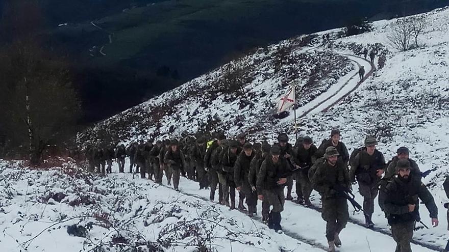 Los militares, durante su ascenso al Acebo, en Cangas del Narcea.