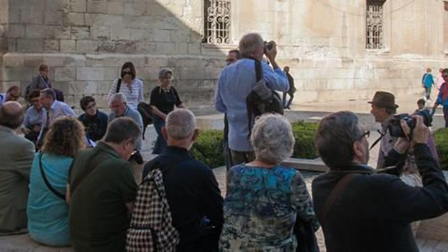 Los participantes en el Congreso sobre El Misteri recorren los lugares de La Festa