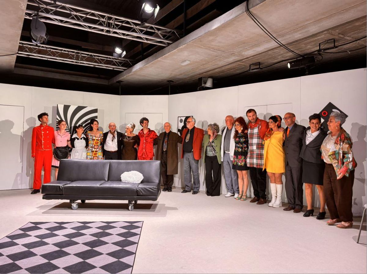 Tot l'equip artístic de La Funcional Teatre que participa en el muntatge, durant l'assaig general prèvia l'estrena oficial.