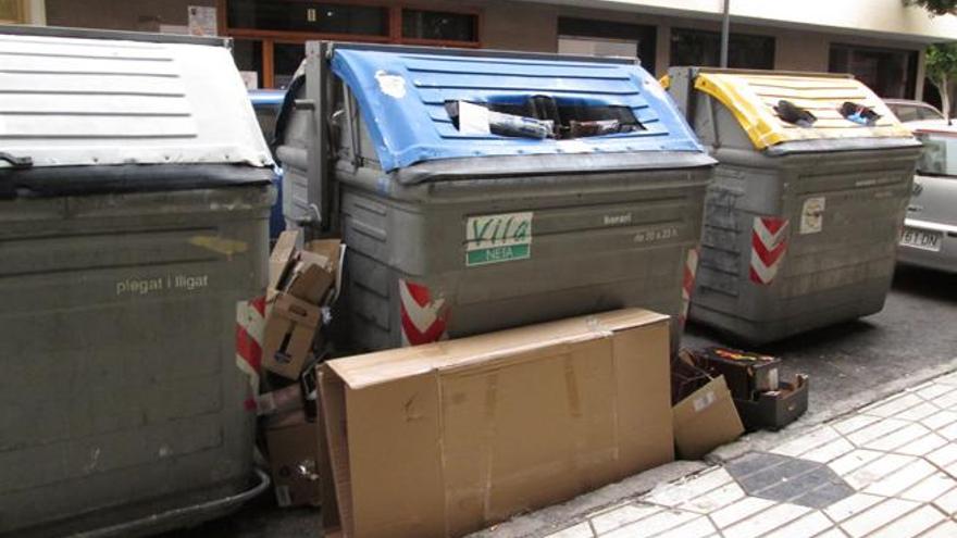 Cartones tirados en una calle de Vila junto a los contenedores de recogida selectiva.