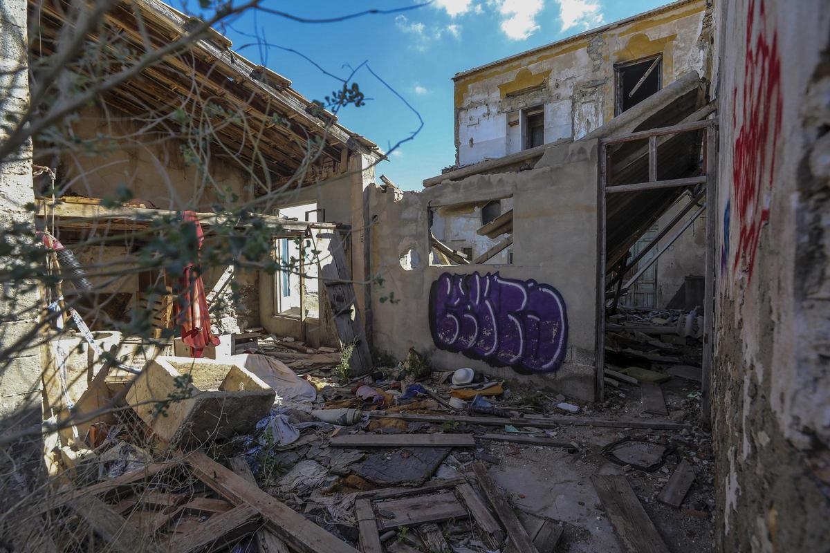 El interior de la casa del Arsenal en Elche llena de escombros y muy deteriorada.