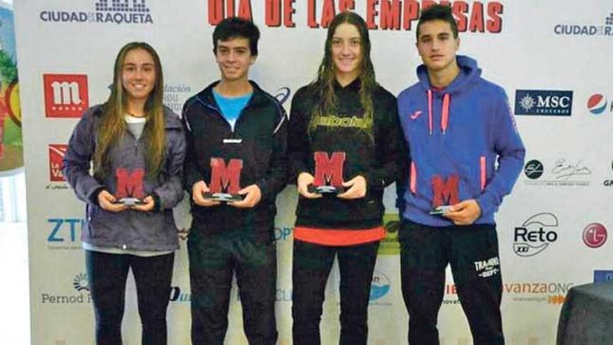 Pedro Vives y Rosa Vicens posan tras la entrega de trofeos.