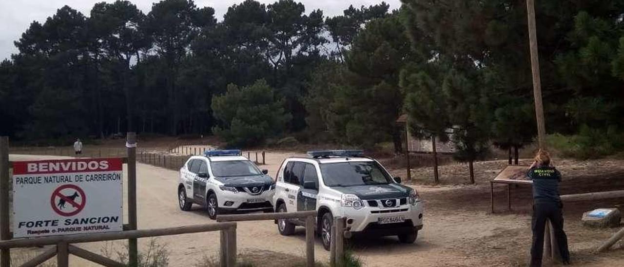 Dos vehículos de la Guardia Civil abandonan el interior de Carreirón tras el percance de ayer. // Noé Parga