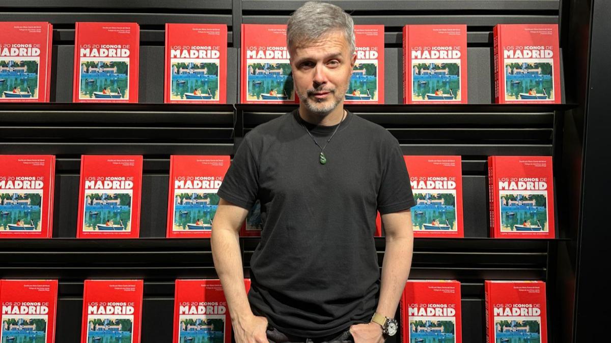 El escritor madrileño Juan Gómez-Jurado posa con Los 20 iconos de Madrid, el libro que reivindica los símbolos monumentales y cotidianos que mejor explican el imaginario de la capital.