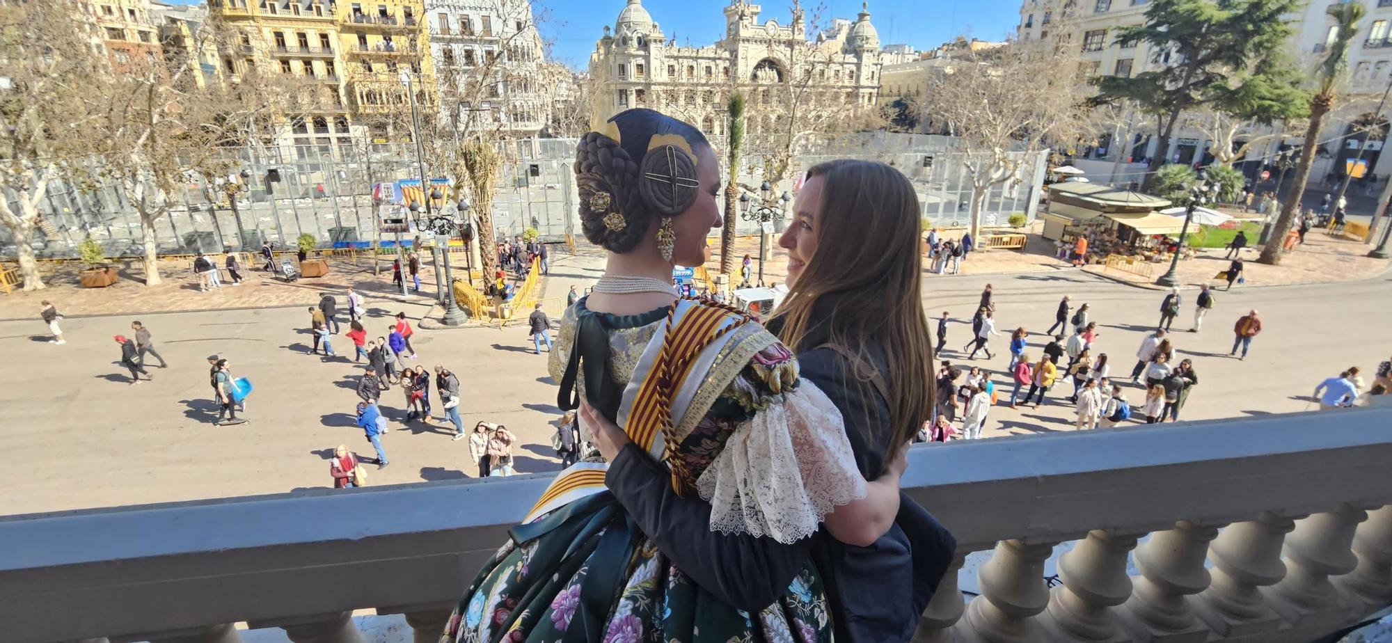 Una estampa espectacular: las hermanas Santarrufina en el balcón. Una historia que se repite cinco años después