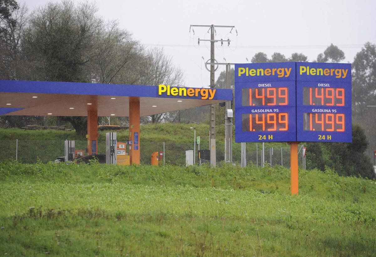 Rótulos con los precios del combustible, ayer, en la estación de Plenergy en Silleda.