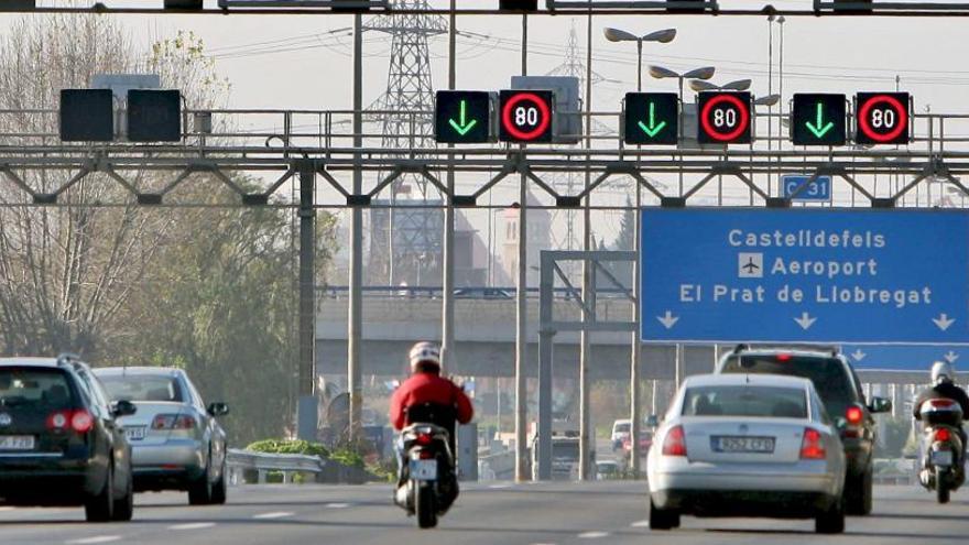 Vehículos en una de las salidas de Barcelona.