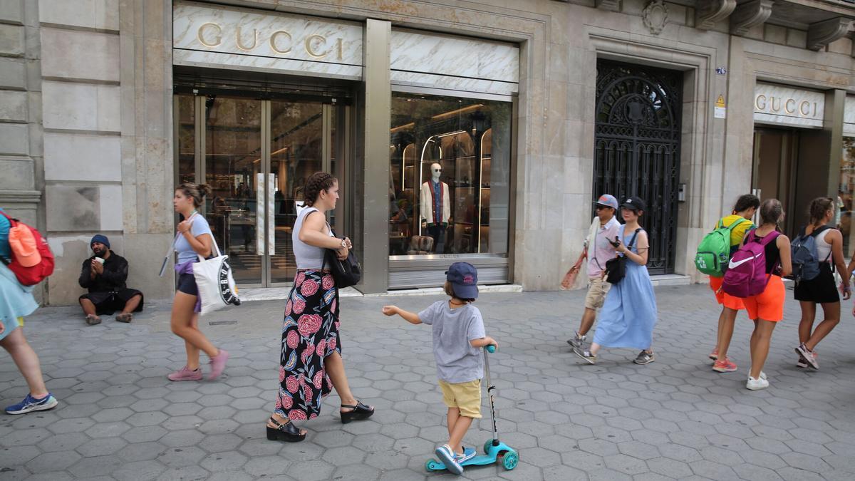 Ambiente en el paseo de Gràcia de Barcelona.
