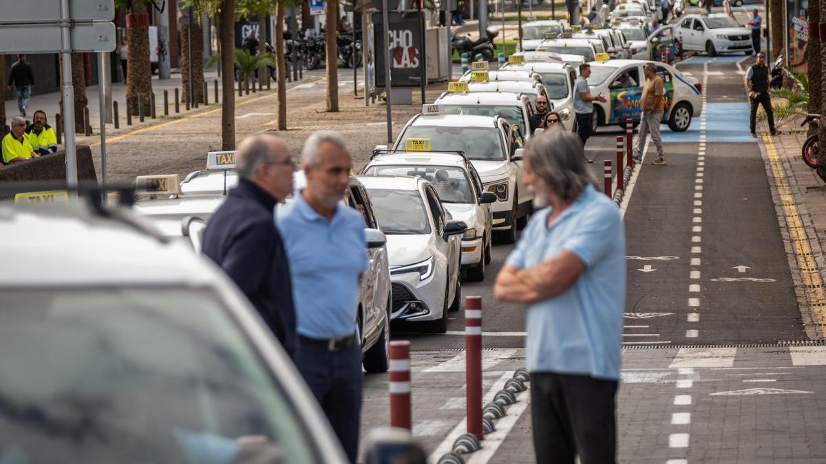Profesionales del taxi en la última movilización que colapsó el centro de Santa Cruz el 11 de diciembre.