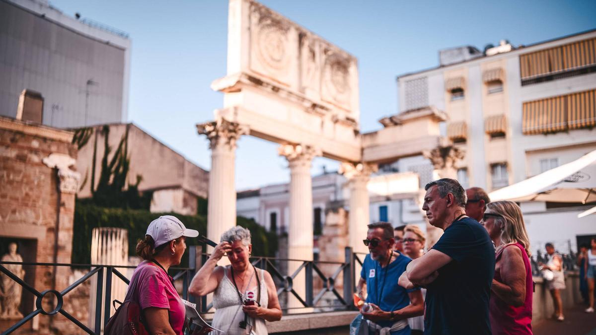 Turistas en Mérida, uno de los principales destinos culturales de Extremadura durante el verano.