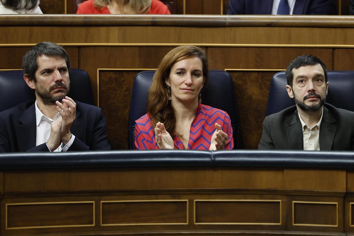 Los ministros Ernest Urtasun, Mónica García y Pablo Bustinduy, en el Congreso durante una sesión de control al Gobierno.