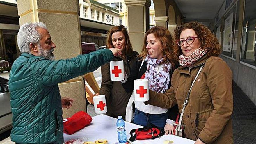 Voluntarios de Cruz Roja en una de las mesas instaladas ayer.