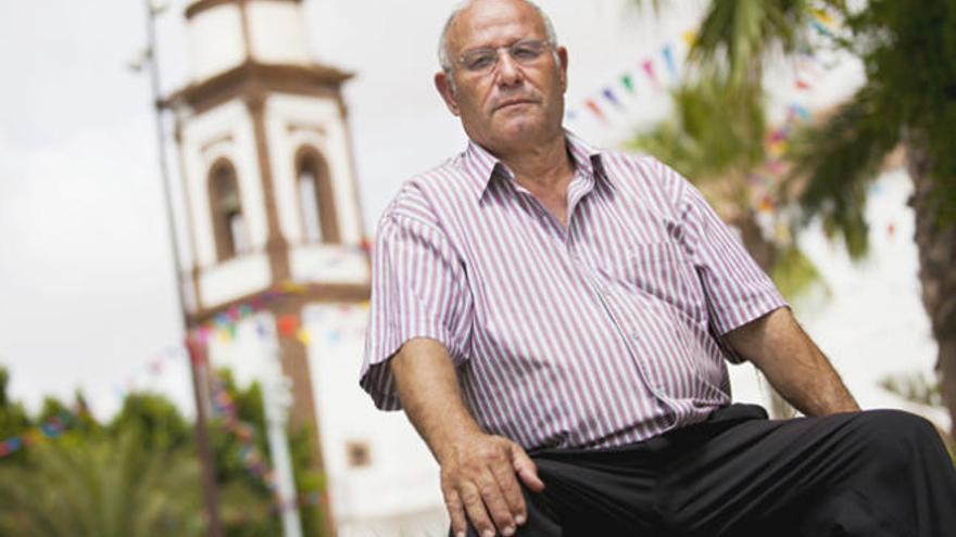 Juan Fránquiz Alberto sentado en la plaza pública donde mañana leerá el pregón de las fiestas. | fuselli