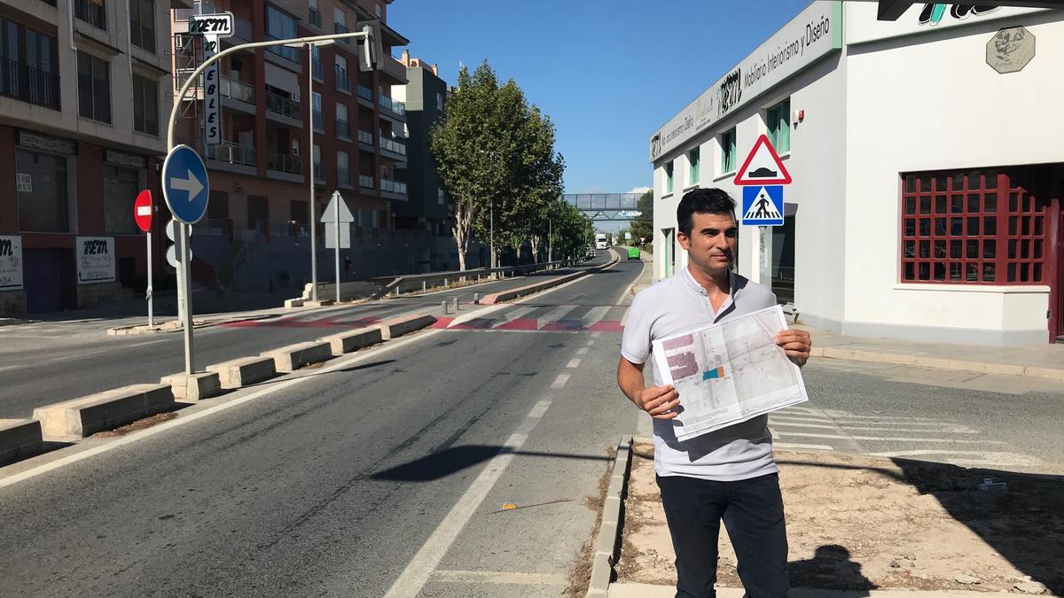 Antonio Meseguer en la zona de actuación de las obras en la CV-95 en Bigastro