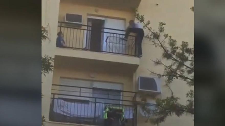 Trepa por la fachada para salvar a unas vecinas de un incendio en Sevilla