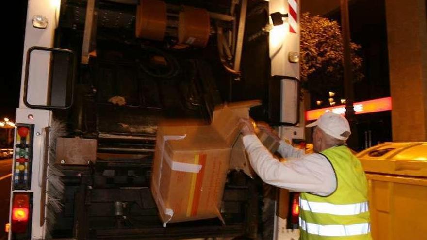 Un operario del servicio de recogida de residuos en Vigo. // M. G. Brea