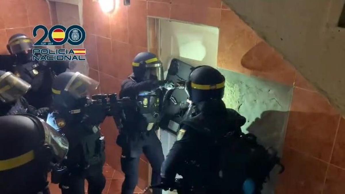 La Policía Nacional detiene a siete personas tras un macro operativo en las Tres Mil Viviendas.