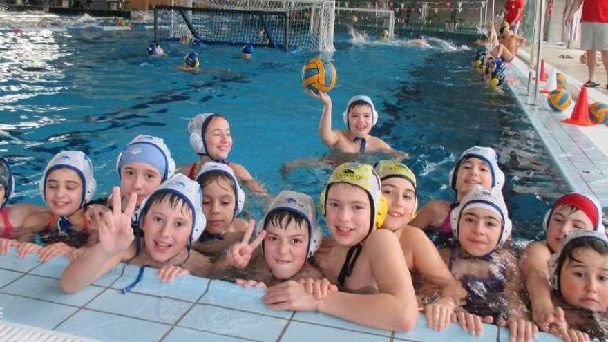 Un grupo de niños y niñas practicando waterpolo. // FDV