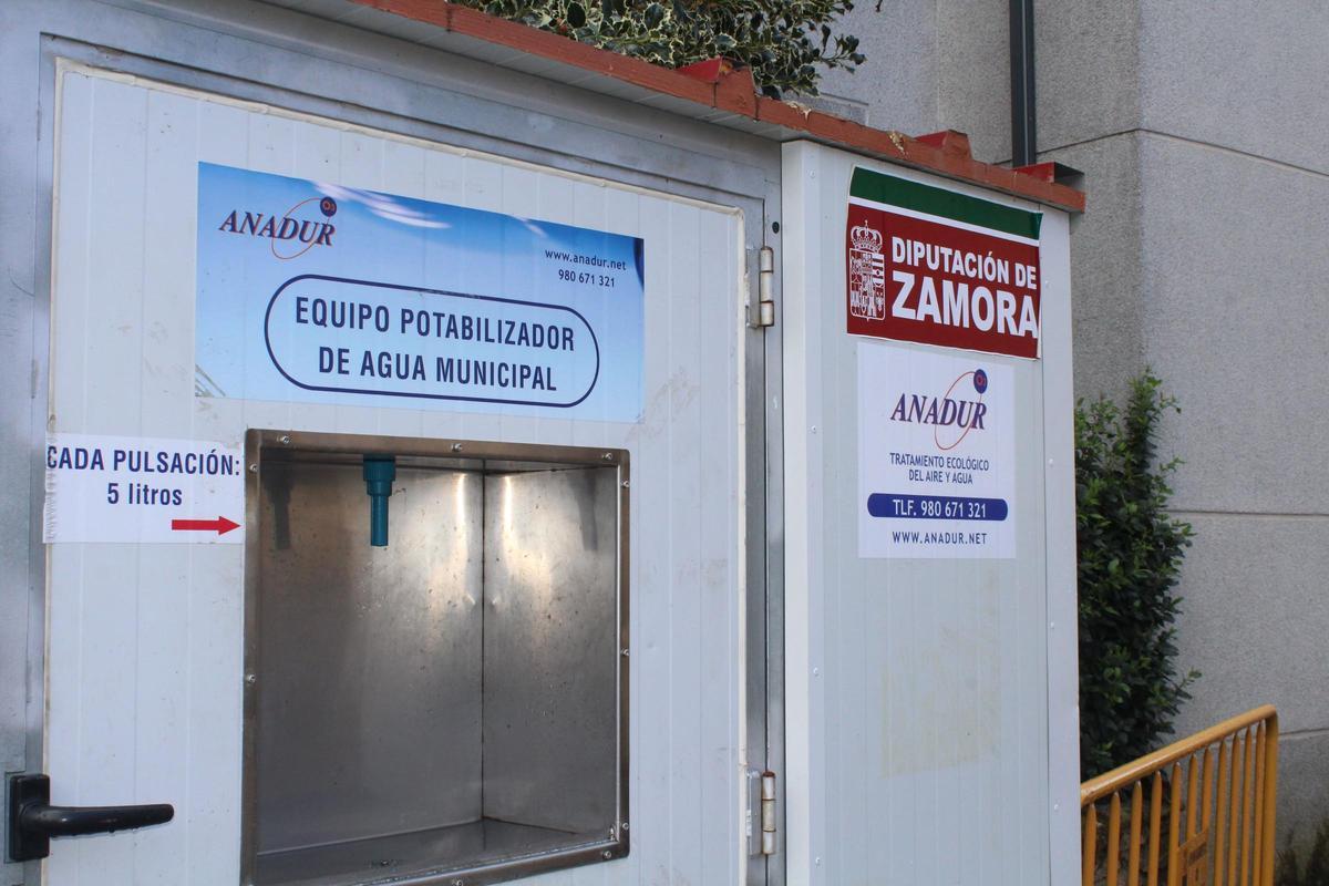 La ETAP de cerca por donde se dispensa el agua
