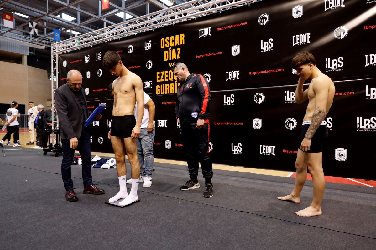 Pesaje de la velada de boxeo en el pabellón Siglo XXI