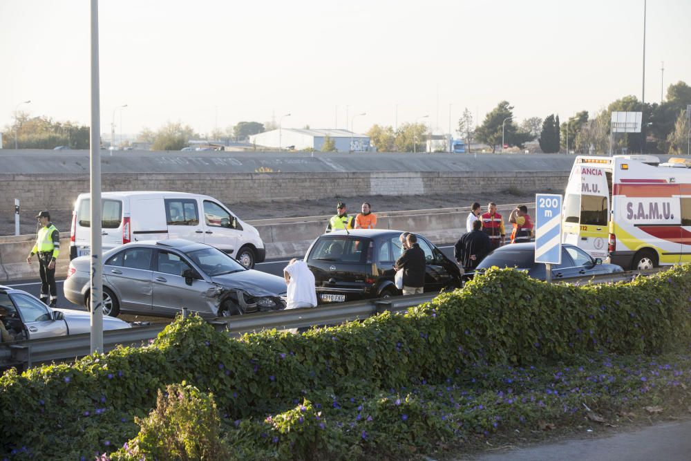 Accidente en la V-30 provoca retenciones de varios kilómetros