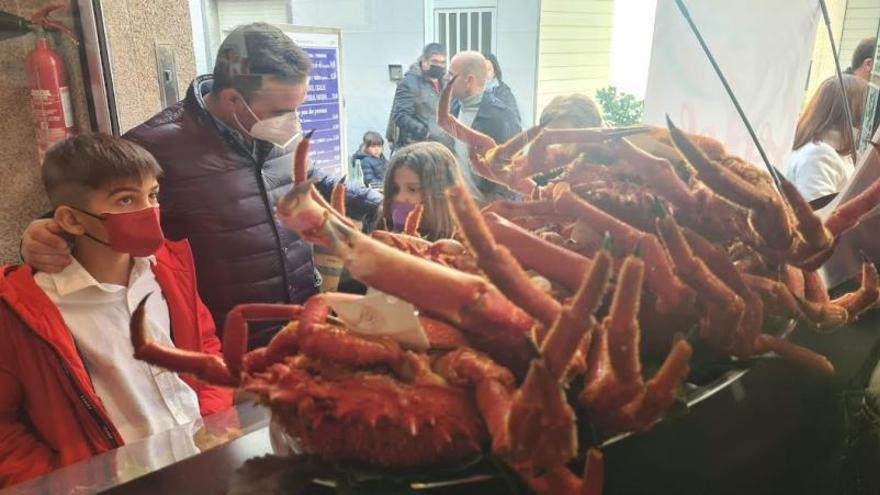 Gente esperando para coger mesa en uno de los restaurantes.  