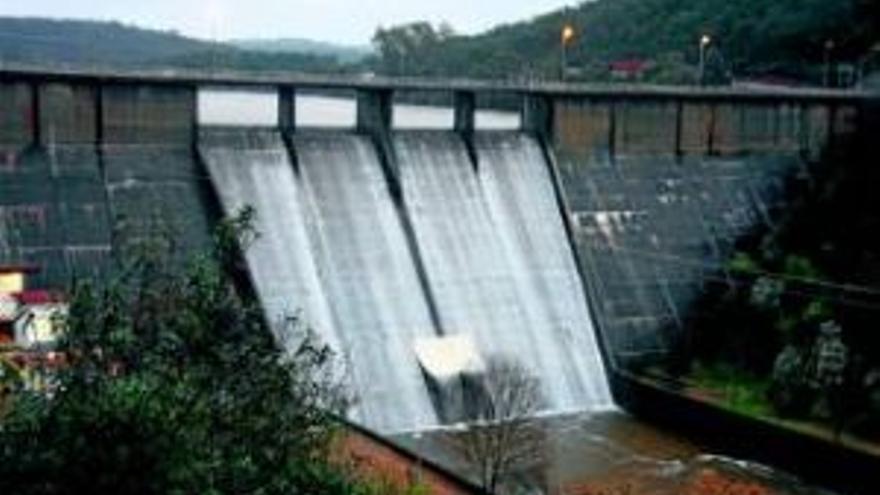 La presa Peña del Aguila se llena y ya vierte agua por encima del muro