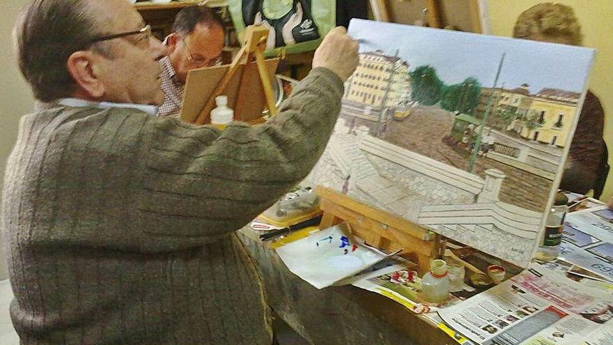 Un pintor mayor de 65 años en un taller.