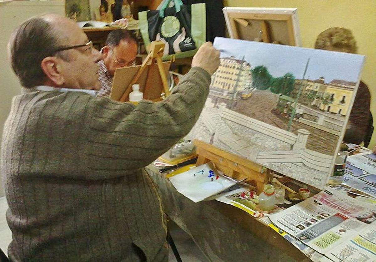 Un pintor mayor de 65 años en un taller.