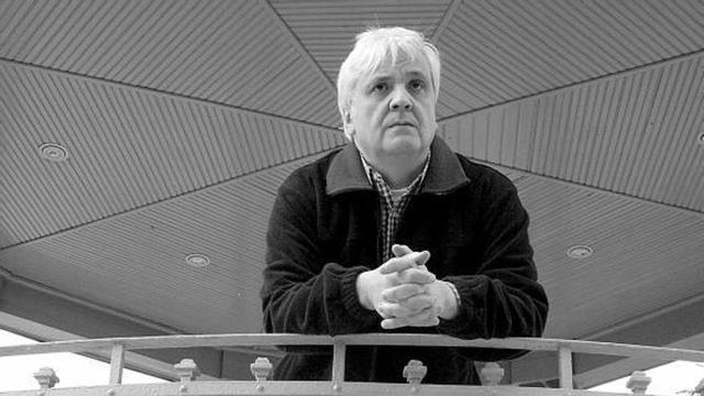 Venancio Martínez, en Pola de Siero. A la izquierda, su libreta de inscripción naval. / ana paz paredes