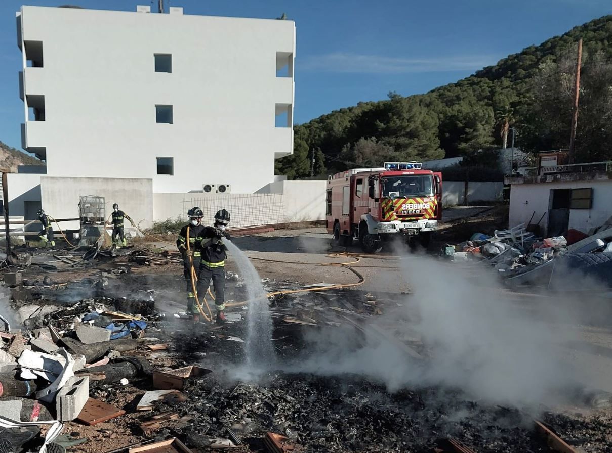 Mira aquí las fotos del incendio donde se acumulaban materiales de obra en Santa Eulària