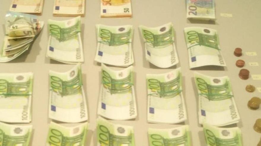 Es troba 18.000 euros i els entrega a la Policia Local