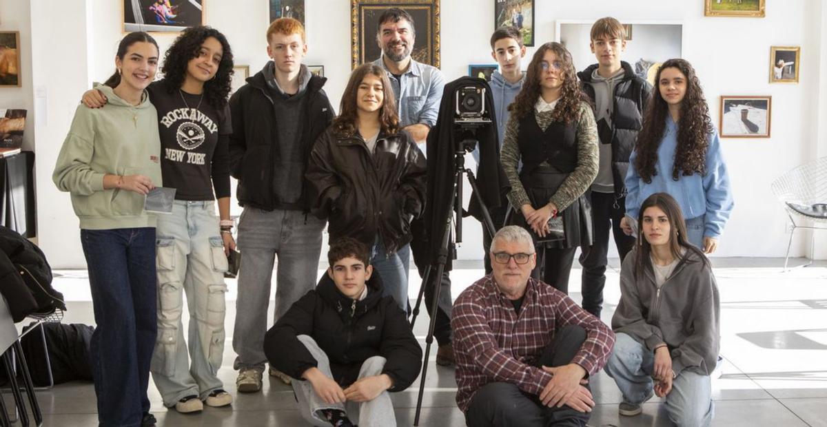 El Manuel García Barros y el Mestre Mateo visitan la galería Dispara