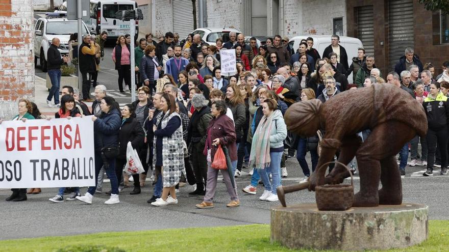 Las mariscadoras de Arcade vuelven a la calle para exigir el uso del barco para faenar