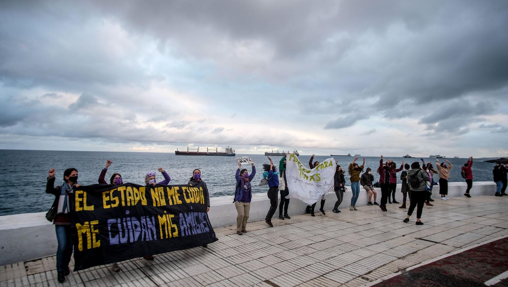 Una cadena humana viste de violeta la Avenida Marítima en el 8M