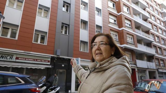 María José Cuervo señala su comunidad de vecinos, en la calle Ezcurdia, donde hay pisos turísticos.