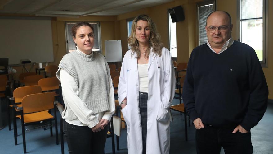 Isabel Fernández Arias, Aitana González Álvarez y Juan José Martínez Jambrina; falta en la imagen Laura Pérez Gómez, que en el momento de hacer la foto atendía a un paciente crítico.