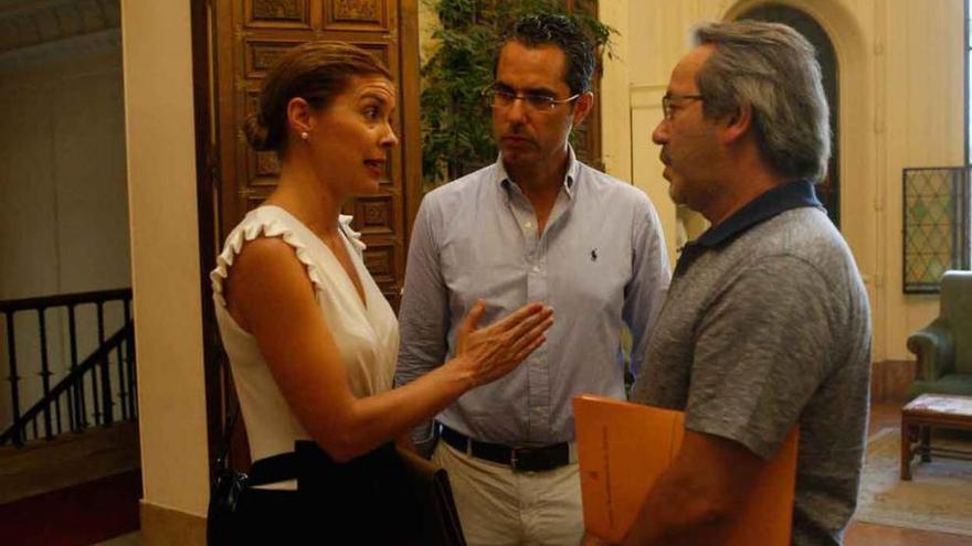 Clara San Damián, José Luis González Prada y Francisco Guarido en sede municipal.