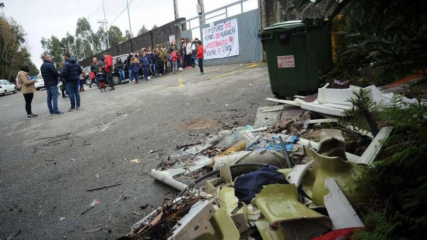 Parte de la basura acumulada en las cercanías de la entrada principal al campo. // I. Abella