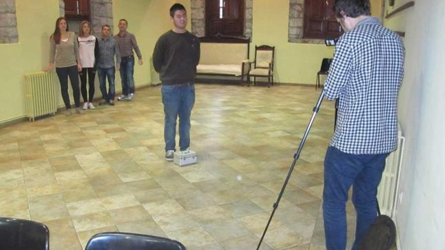 Varios participantes, realizando una de las pruebas del «casting».