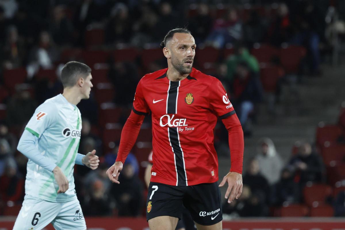 El delantero del Mallorca Vedat Muriqi celebra su gol.