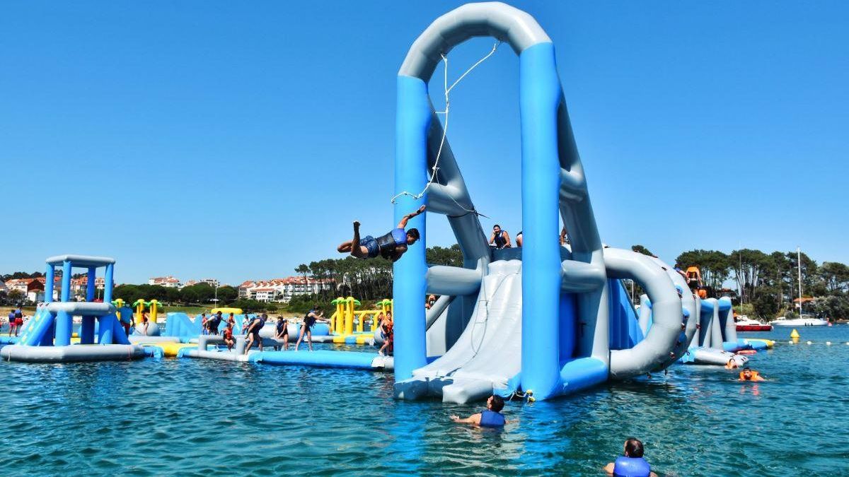 Este parque acuático cuenta con 2.000 metros cuadrados de atracciones sobre el agua.