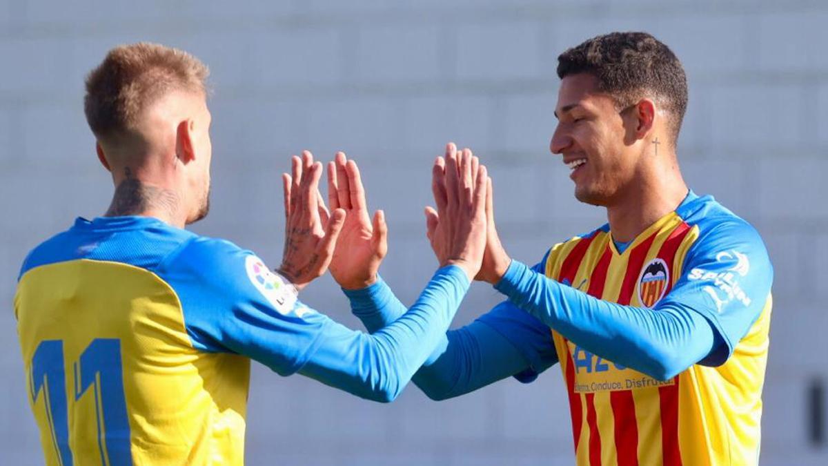 Marcos André celebra uno de sus goles frente al Leeds sub-21