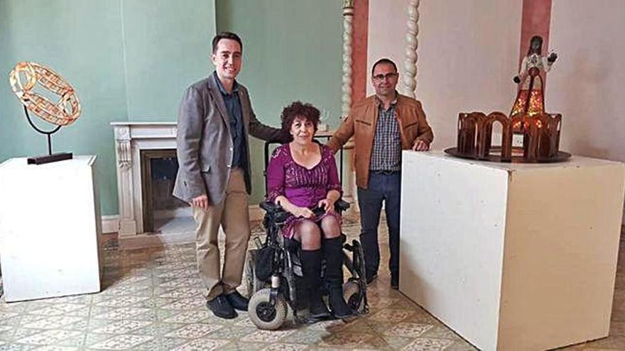 La artista Alicia Nefzi, acompañada de representantes municipales, en la exposición.